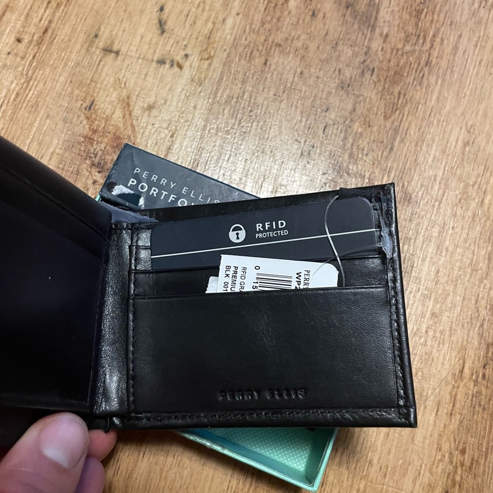 Perry Ellis wallet - Picture 4 of 5